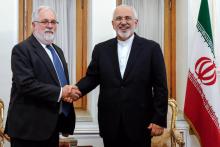 Le ministre iranien des Affaires étrangères Mohammad Javad Zarif (à droite) sert la main au commissaire européen à l'Energie Miguel Arias Canete, le mai 20 2018 à Téhéran