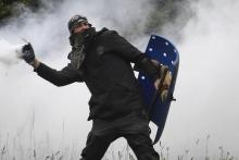 Un manifestant renvoie une grenade lacrymogène durant la seconde expulsion des zadistes, à Notre-Dame-des-Landes, le 17 mai 2018