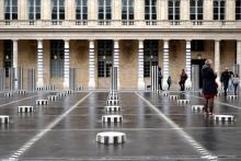 L'oeuvre du Français Le Module de Zeer, avec ses impressions de modules composant des rayures horizontales, a été conçue comme un "dialogue" avec les colonnes aux rayures verticales blanches et noires