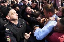 Des opposants russes manifestent à Moscou lors d'un rassemblement non-autorisé, le 5 mai 2018