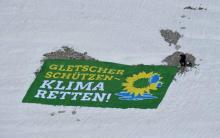 Un militant des Verts allemands déploie une banderole réclamant: "protégez les glaciers - sauvez le climat!" sur la plus haute montagne allemande, le 7 mai 2018