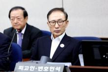 L'ex-président sud-coréen Lee Myung-bak (d), lors de sa première comparution devant un tribunal, le 23 mai 2018 à Séoul