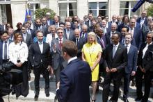 Emmanuel Macron (C) en discussion avec les dirigeants d'entreprises du numérique présentes à "Tech for Good", le 23 mai 2018 à l'Elysée