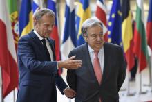 Le président du Conseil européen, Donald Tusk, (à gauche sur la photo), à Bruxelles, le 15 mai 2018, avec le secrétaire général de l'ONU Antonio Guterres