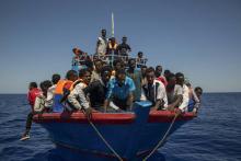 Des migrants attendent d'être secourus par le navire Aquarius en Méditerranée, à 30 milles nautiques