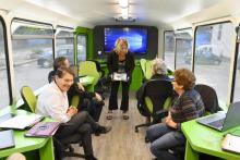 Des personnes âgées participent à un atelier dans un "bus numérique" à Villandraut, dans le sud-ouest de la France, le 22 mai 2018