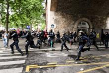 La police à l'assaut des manifestants en marge de la manifestation à Paris pour la défense du service public, le 22 mai 2018