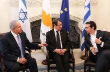 Le président chypriote Nicos Anastasiades (C), le Premier ministre israélien Benjamin Netanyahu (G) et le Premier ministre grec Alexis Tsipras discutent au palais présidentiel à Nicosie, le 8 mai 2018