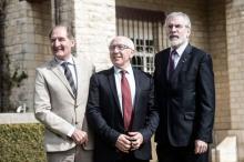 L'avocat sud-africain Brian Currin, le maire de Bayonne Jean-René Etchegaray et le Nord-Irlandais Gerry Adams réunis pour acter la dissolution de l'ETA le 4 mai 2018 à Cambo-les-Bains (Pyrénées-Atlant