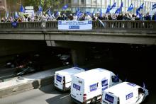 Des camionnettes du syndicat Alliance ralentissent la circulation mardi 22 mai 2018 sur le périphérique parisien
