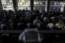 Des migrants vivent sous des tentes de fortune sous un pont Porte de la Villette, dans le nord de Paris, le 20 avril 2018