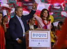 Ivan Duque (G) issu du parti le Centre démocratique célèbre son arrivée en tête du premier tour avec sa partenaire de course Marta Lucia Ramirez, le 27 mai 2018 à Bogota (Colombie)