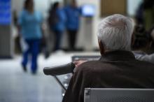Un homme attend d'être reçu par un médecin dans un hôpital de Bogota, le 21 mai 2018 en Colombie