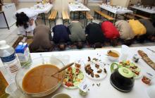 DEs fidèles musulmans rompent le jeûne pendant le ramadan