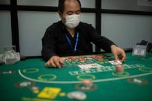 Un étudiant s'entraîne au baccara dans une école de croupiers, la Japan Casino School (JCS), à Tokyo le 6 juin 2018
