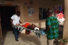 Une victime des attaques dans le nord-est du Nigeria portée par les secouristes à Maiduguri, au Nigeria, le 17 juin 2018