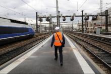 Photo prise le 3 avril 2018 d'un employé de la SNCF marchant sur une voie à la Gare de Lyon vide, lors d'un jour de grève. La SNCF a décidé de rembourser partiellement les abonnements des usagers