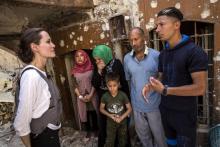 Photo fournie par l'UNHCR, montrant l'actrice américaine Angelina Jolie à la rencontre d'Irakiens dans la Vieille ville de Mossoul, le 16 juin 2018