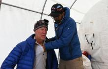 Le Dr Suvash Dawadi examine un patient au camp de base de l'Everest, le 24 avril 2018