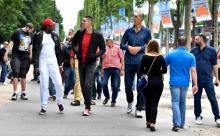 Les hommes les plus grands du monde se rencontrent à paris et marchent sur les Champs-Elysées, le 1er juin 2018