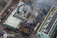 Photo prise par la police ecossaise le 16 juin 2018, montrant une vue aérienne du toit de l'école d'art de Glasgow ravagée par un incendie.
