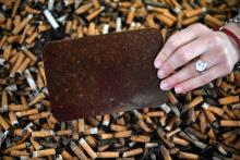 Le recyclage des mégots permet à l'entreprise MéGo de fabriquer des plaques d'acétate de cellulose marron, qui servent à faire des bancs