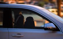 Une Saoudienne prend le volant sous la supervision d'une instructrice libanaise pendant des essais de voitures reservés aux femmes, le 13 mai 2018 à Ryad