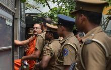 La police sri-lankaise escorte le moine bouddhiste extrémiste Galagodaate Gnanasara le 14 juin 2018 après sa condamnation