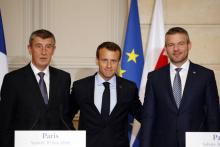Emmanuel Macron entouré du Premier ministre tchèque Andrej Babis (g) et du Slovaque Peter Pellegrini (d), le 30 juin 2018 à l'Elysée