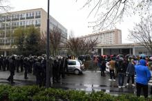 Des étudiants et des gendarmes face-à-face devant l'entrée de l'université de Nanterre, le 9 avril 2018