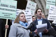 Le couple d'universitaires britanniques Rebecca Steinfeld, 37 ans, et Charles Keidan s'adressent aux médias devant la Haute cour à Londres