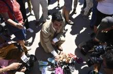 Le maire de Miami, Francis Suarez, regarde les chaussures laissées par des migrants au poste-frontière de Tornillo, au Texas, le 21 juin 2018