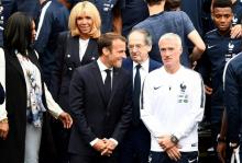 Le président de la République Emmanuel Macron (c) et son épouse posent avec les Bleus au centre d'entraînement de Clairefontaine, le 5 juin 2018