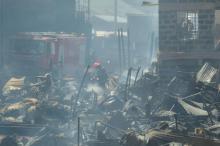 Le marché de Gikomba, dans l'est de Nairobi, a été touché par un incendie qui s'est déclaré vers 02H00 du matin dans un dépôt de bois