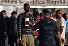 Un migrant débarque du bateau "Diciotti", à Pozzallo en Sicile, le 19 juin 2018