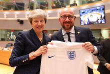 Le Premier ministre Charles Michel offre le maillot du milieu offensif Eden Hazard à la Première ministre britannique Theresa May à quelques heures du coup d'envoi de Belgique-Angleterre au Mondial-20
