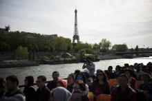Des touristes en promenade sur des bateaux-mouche suèr la Seine à Paris, le 18 avril 2018