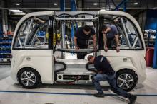Fabrication d'un minibus autonome à l'usine Navya de Bron près de Lyon, le 23 avril 2018