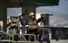 Un militaire afghan sur le lieu d'une attaque suicide à Kaboul le 17 mars 2018