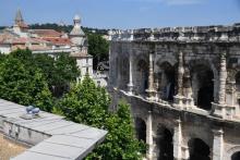 Les arènes de Nîmes le 25 mai 2018. En face, le nouveau musée
