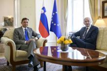 Le président slovène Borut Pahor (g) et le conservateur Janez Jansa, arrivé en tête des législatives slovènes, à Ljubliana, le 7 juin 2018
