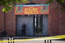 Un policier devant un bâtiment où se tenait le festival "Art All Night", où s'est déroulée une fusillade dans la nuit du 16 au 17 juin 2018 à Trenton dans le New Jersey