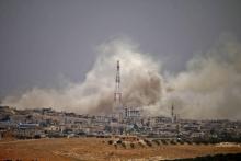 Des colonnes de fumée s'élèvent de secteurs rebelles de la province de Deraa, dans le sud syrien, lors de frappes aériennes du régime, le 27 juin 2018
