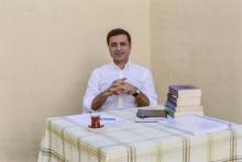 Photo fournie le 4 mai 2018 par le Parti démocratique des peuples (HDP) du candidat à la présidentielle Salhattin Demirtas, incarcéré depuis 2006 à la prison d'Edirne