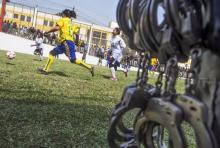Des détenus jouent lors du premier Mondial de football des prisonniers à LIma, le 24 mai 2018