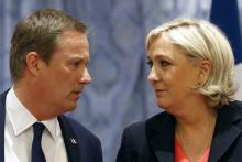 Le député-maire de Yerres (g) et la candidate du Front national Marine Le Pen, à Paris le 29 avril 2