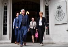 Le chef de la Commission des droits de l'Homme d'Irlande du Nord (NIHRC), Les Allamby (2e g) quitte la Cour suprême britannique, le 7 juin 2018 à Londres