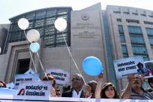 Des Tucs manifestent devant le palais de justice de Caglayan à Istanbul, alors que 14 étudiants accusés de "propagande terroriste" comparaissent, le 6 juin 2018