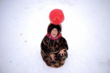Un enfant d'une famille d'éléveurs de rennes Nenets joue au foot, le 6 mars 2018, dans le Nord de la Russie