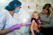 Une infirmière vaccine une petite fille contre la rougeole, à Kiev, le 15 janvier 2018